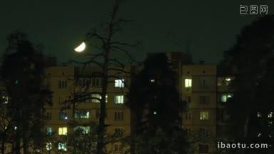 晚上的月亮躲在房子后面，只有窗户里的<strong>光</strong>